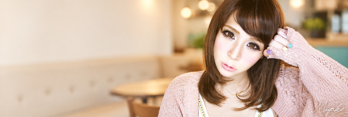 Café Mimi Macchiato Brown circle lenses shown on a real wearer